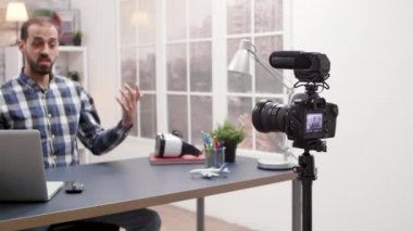 Seyircileri için mutlu, genç ve etkileyici bir video kaydı.