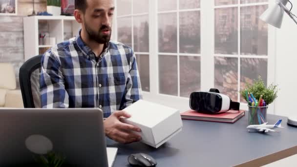 Berömd influencer filmar en vlog om ny telefon — Stockvideo