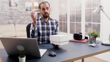 Ünlü bir sözü geçen ve akıllı bir telefonu eleştiren