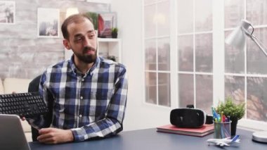 Ünlü konuşmacı modern bir klavyeyi konuşuyor ve eleştiriyor.