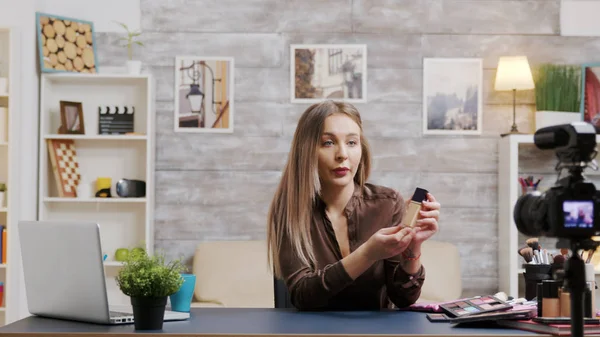 Famoso vlogger de belleza grabando un video sobre productos para el cuidado de la piel — Foto de Stock