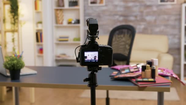 Zoom-Aufnahme eines leeren Influencer-Raums mit Kosmetika auf dem Tisch und professionellem Aufnahmegerät — Stockvideo