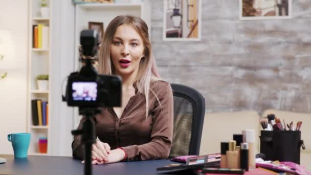 Kadın makyaj sanatçısı doğru kozmetik ürünlerin nasıl kullanılacağını gösteren bir video kaydediyor. — Stok video