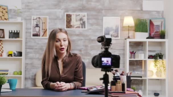 Berühmter Beauty-Vlogger nimmt ein Video über Hautpflegeprodukte auf — Stockvideo