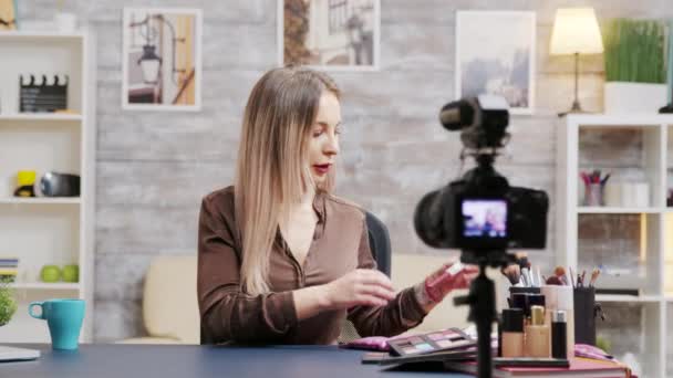 Belle influenceur de beauté enregistrant un vlog sur la brosse de maquillage — Video