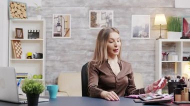 Güzellik etkileyicisinin bir vlog kaydını yakınlaştır