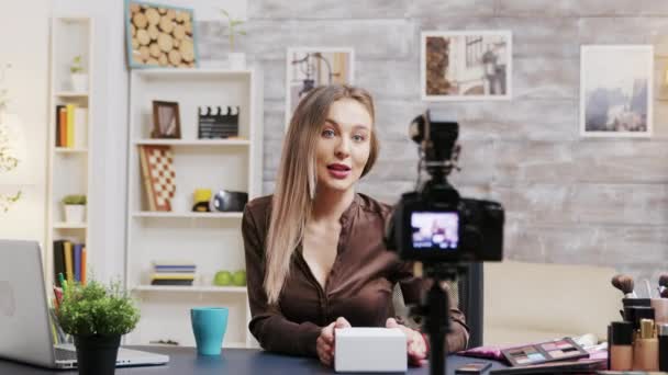 Beauty influencer nahrává vlog o kosmetice — Stock video