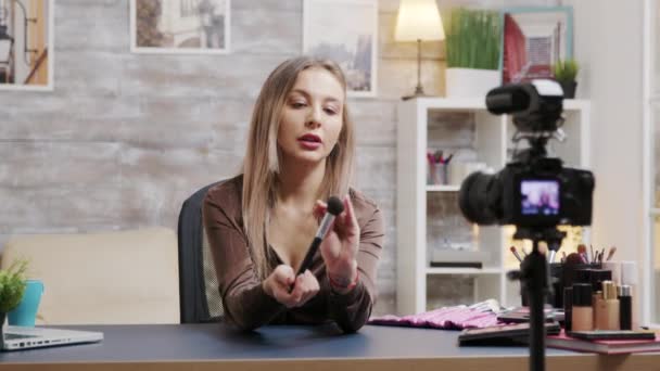 Atractivo influencer belleza grabación de un blog de vídeo sobre maquillaje — Vídeos de Stock