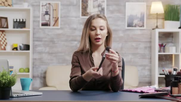 Snygg skönhet influencer inspelning en makeup tutorial — Stockvideo
