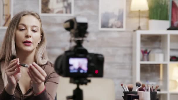 Dolly shot van beroemde influencer praten over cosmetica — Stockvideo