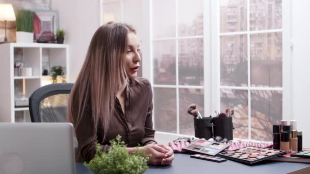 Hermosa vlogger femenina hablando con su audiencia sobre cosméticos para la piel — Vídeo de stock
