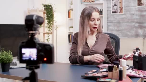 Slavný krása vliv ukazující, jak používat make-up kartáč — Stock video
