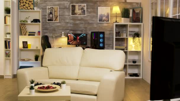 Habitación vacía con sofá en el medio y ordenador de juegos — Vídeos de Stock