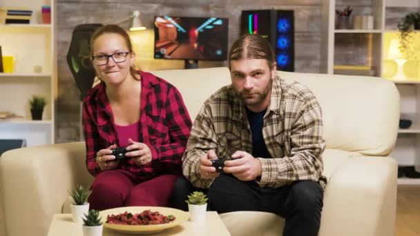 拍到一对年轻漂亮的情侣在玩电子游戏 — 图库视频影像