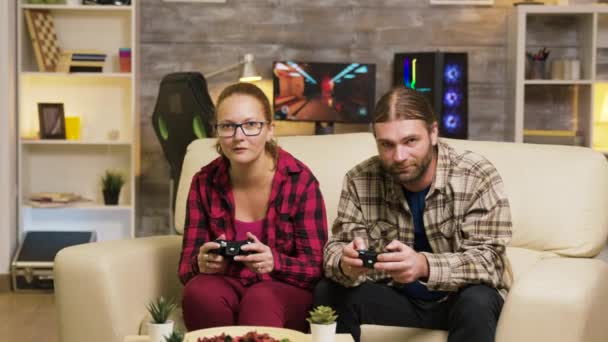 온라인 비디오 게임을 하면서 하이파이브하는 흥분 한 커플들 — 비디오