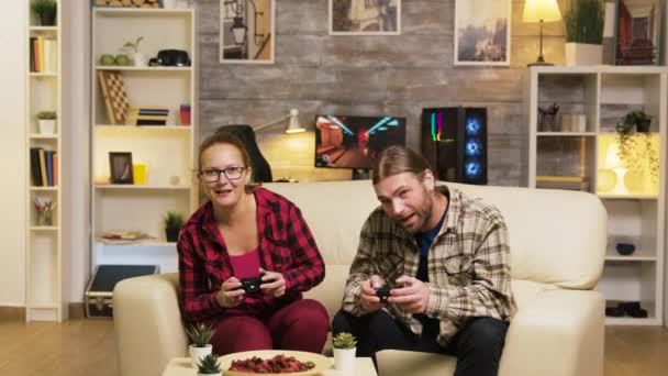 Cuplu sărbătorind victoria în timp ce joacă jocuri video — Videoclip de stoc