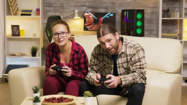 Młoda para rozczarowana porażką w grach wideo online — Wideo stockowe