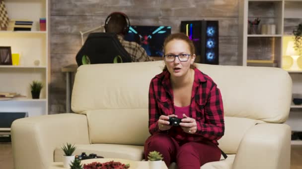 Vrouw bedekken haar gezicht na het verliezen van een wedstrijd van video games — Stockvideo