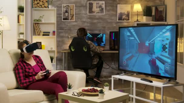 Женщина, играющая в видеоигры, испытывает виртуальную реальность — стоковое видео