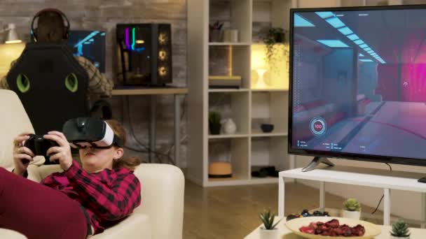 Femme utilisant un casque vr pour jouer à des jeux vidéo — Video