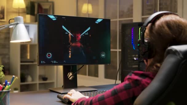 Vrouw met hoofd op het bureau na het verliezen van een gaming wedstrijd — Stockvideo