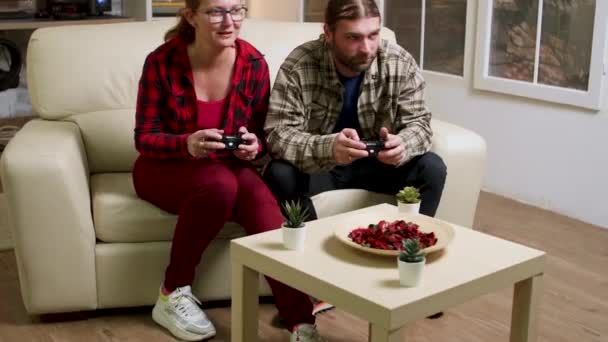 Pareja en sus 30 relajantes juegos de video — Vídeos de Stock