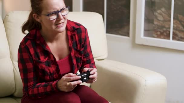 Mujer molesta manteniendo las manos en la frente después de perder en los videojuegos — Vídeo de stock