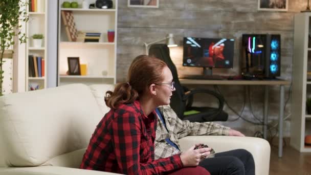 Молода жінка грає у відеоігри і програє — стокове відео