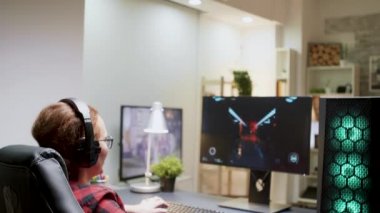 Kızıl saçlı bir kadın internetteki bir oyunda kaybetti.