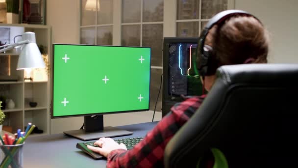 职业女性游戏玩家在电脑游戏中肩并肩射击 — 图库视频影像