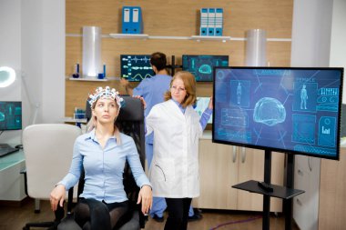 Doktor nöroloji kulaklık testi sırasında hasta evrimini izliyor.