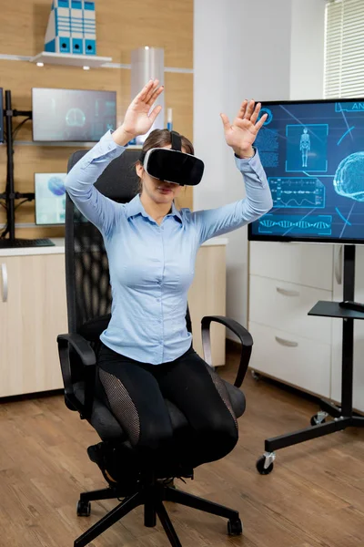 Female patient exploring virtual reality in futuristic laboratory — Stock Photo, Image