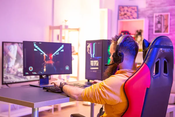 Homem barbudo jogando jogos de vídeo online em seu PC — Fotografia de Stock