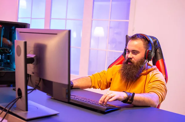 Hipster man spelen van professionele video games in zijn kamer — Stockfoto