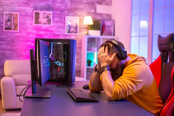 Beroerde professionele gamer omdat hij een belangrijke wedstrijd verloor — Stockfoto