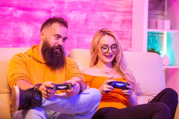 Gadis pirang yang cantik tersenyum saat bermain video game — Stok Foto