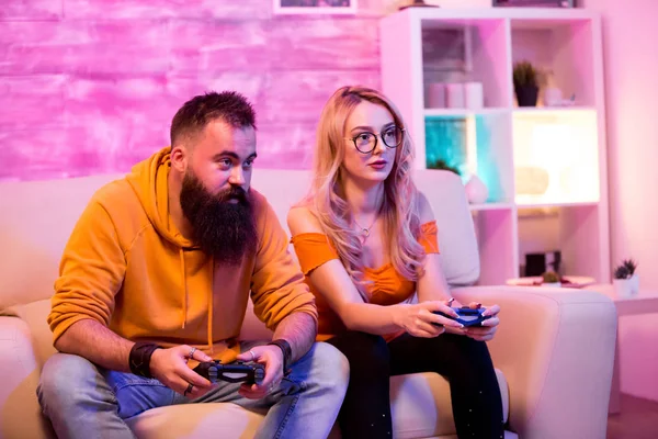 Красива молода пара розслабляється, граючи в онлайн ігри разом — стокове фото