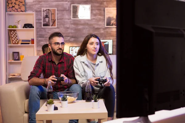 Pacar bermain video game dengan pacarnya di televisi — Stok Foto