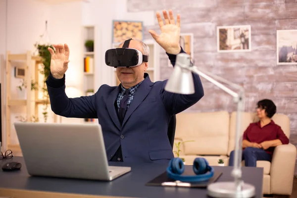 Homme âgé faisant l'expérience de nouvelles technologies de réalité virtuelle pour la première fois — Photo