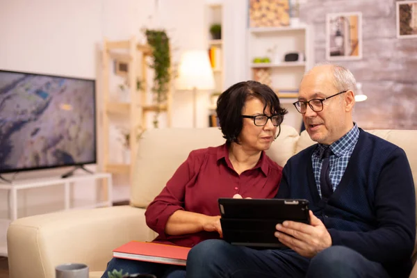 这对年轻漂亮的老夫妇用数码平板电脑和家人聊天 — 图库照片