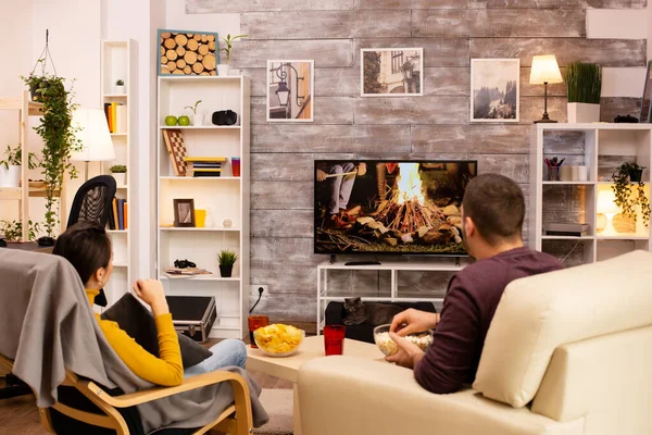 Vista posteriore della coppia in soggiorno guardando un film in TV — Foto Stock