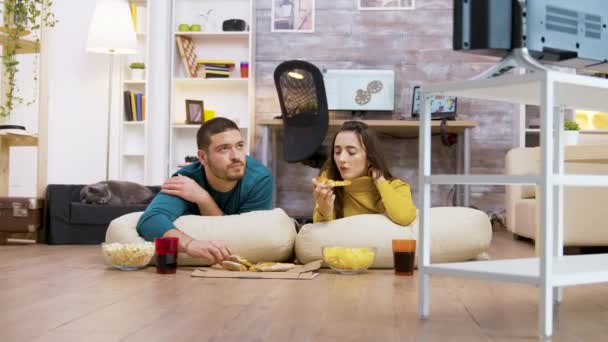 Zoom em tiro de jovem casal sentado em travesseiros — Vídeo de Stock
