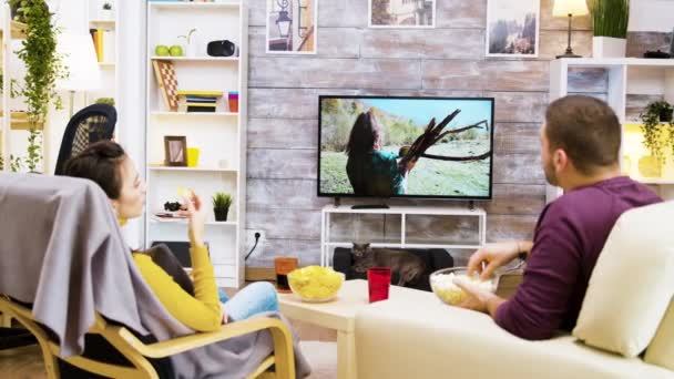 Vista posterior de novio y novia viendo la televisión — Vídeos de Stock