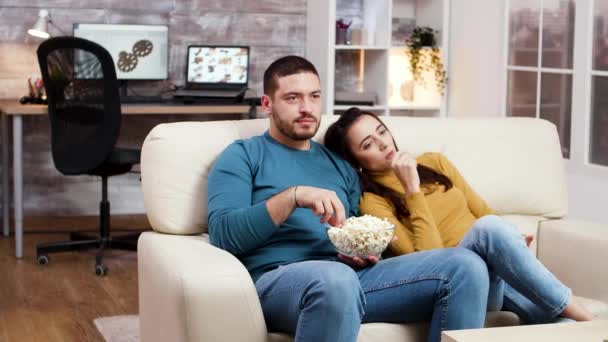 Caucásico pareja relajante viendo la televisión en la sala de estar — Vídeos de Stock