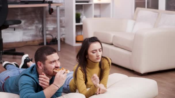 Young husband and wife sitting on the floor — ストック動画