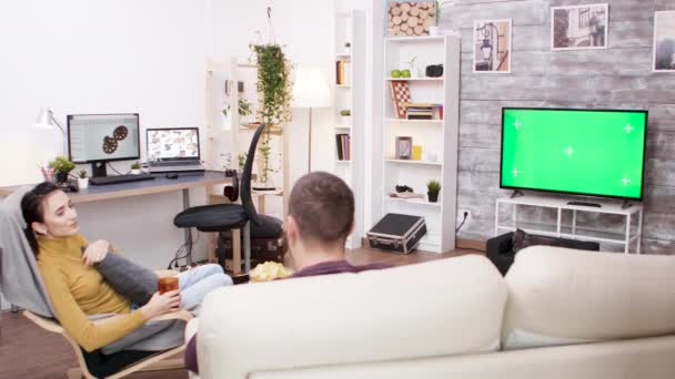 Caucásico hombre y mujer relajarse en la sala de estar — Vídeos de Stock