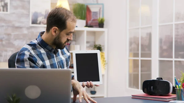 Famoso vlogger registro de revisión de la tableta para los seguidores — Foto de Stock