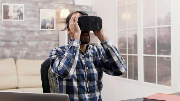 Διάσημοι influencer μιλάμε και να επανεξετάσει ένα ακουστικό VR — Φωτογραφία Αρχείου
