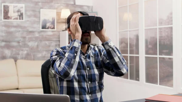 Famoso influenciador conversando e revisando um headset vr — Fotografia de Stock