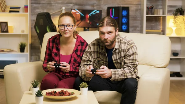 美しい若いカップルのショットでズームビデオゲームをプレイ — ストック写真